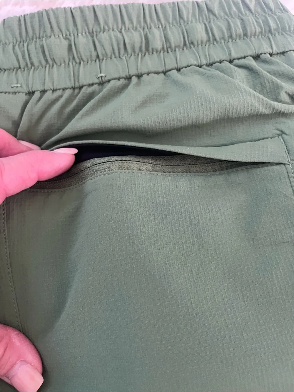 Lululemon Men's Green Performance Drawstring Shorts (Size Large) - Picture 4 of 6